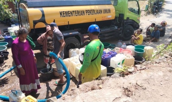 Atasi Dampak El Nino, Kementerian PU Salurkan 5.000 Liter Air Bersih untuk Warga Situbondo