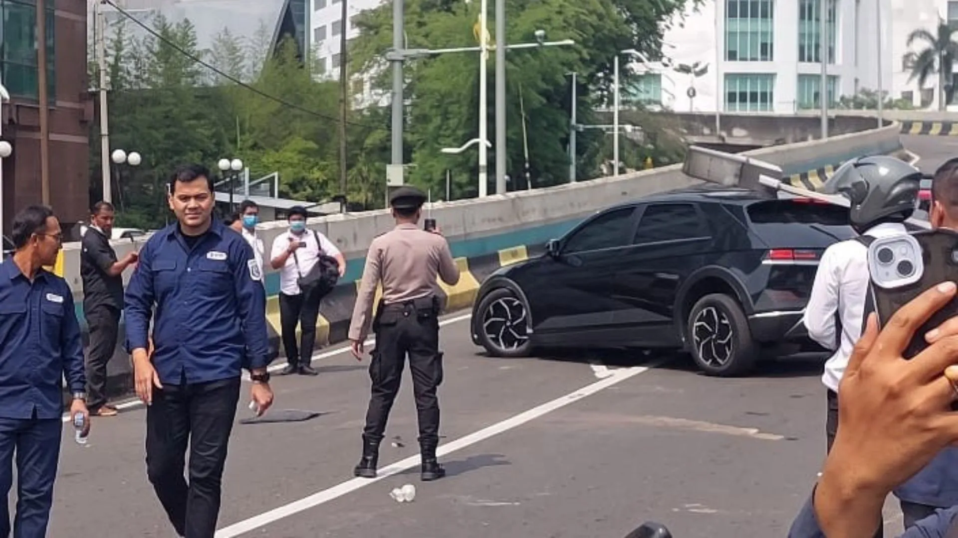 Kecelakaan Tunggal di Underpass Pattimura: Mobil Tabrak Tiang Lampu hingga Roboh, Arus Lalu Lintas M