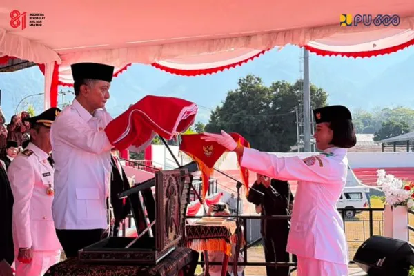 Di Tengah Penanganan Gempa, Menteri Dody Pimpin Upacara HUT ke-81 Kemerdekaan RI di Ende
