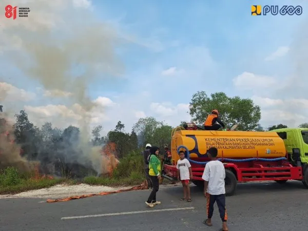 Perkuat Penanganan Karhutla di Kalimantan Selatan, Kementerian PU Siagakan Truk Tangki Air di Tiga Posko Strategis